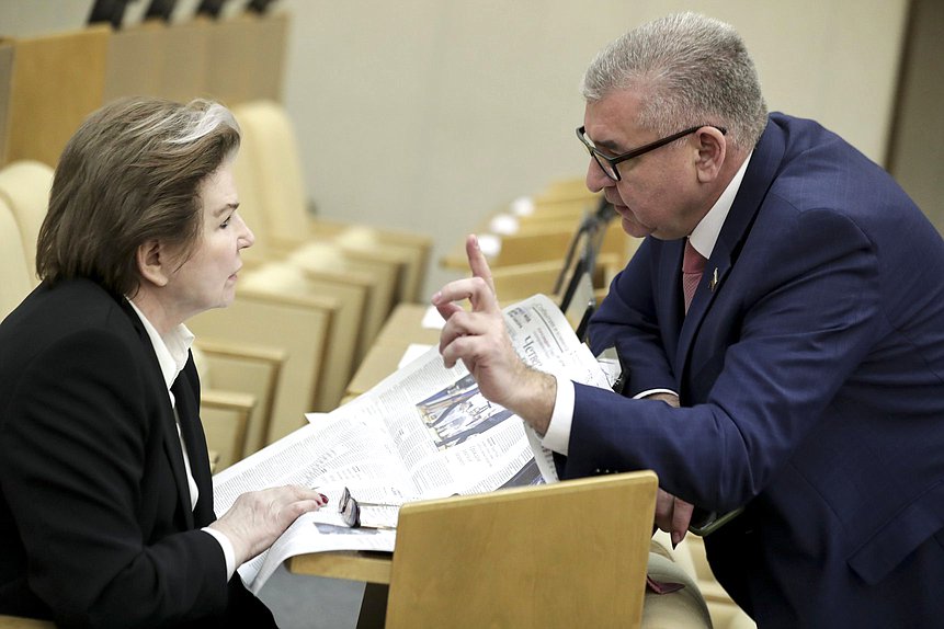 Заместитель Председателя Комитета по федеративному устройству и вопросам местного самоуправления Валентина Терешкова и Первый заместитель Председателя Комитета по федеративному устройству и вопросам местного самоуправления Игорь Сапко