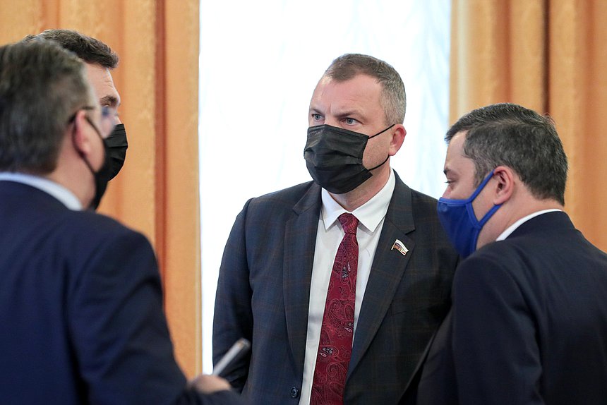 Заместитель Председателя по информационной политике, информационным технологиям и связи Евгений Попов