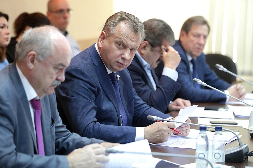 Член Комитета по природным ресурсам, собственности и земельным отношениям Сергей Крючек