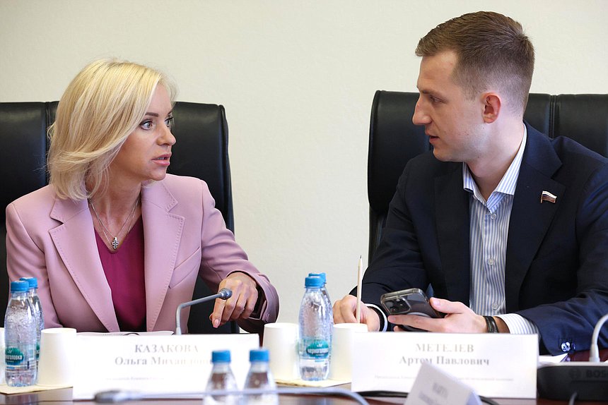 Председатель Комитета по просвещению Ольга Казакова и Председатель Комитета по молодежной политике Артем Метелев