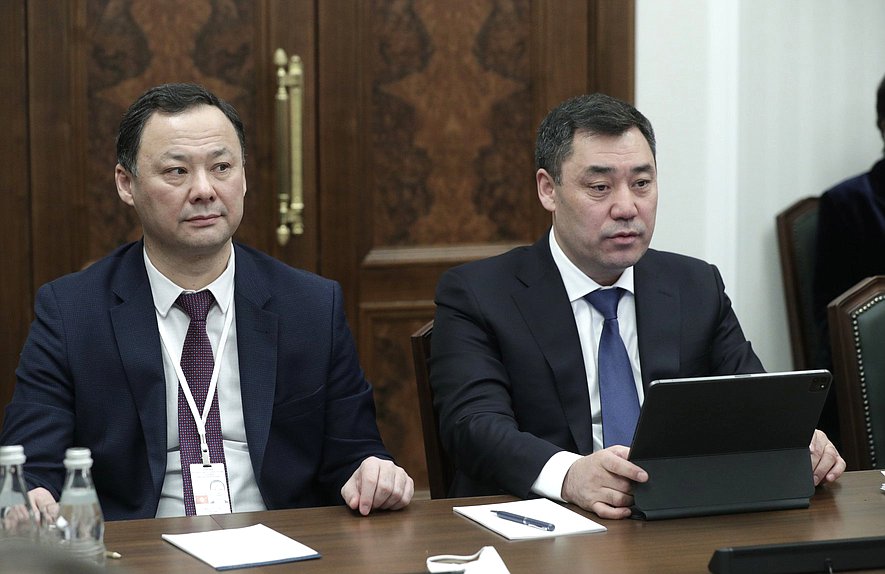 Президент Киргизской Республики Садыр Жапаров (справа)