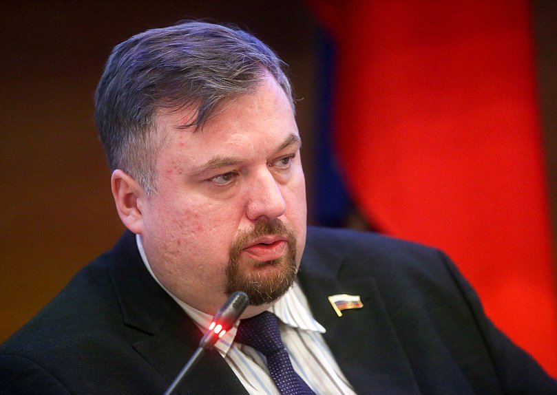 Член Комитета по международным делам Антон Морозов