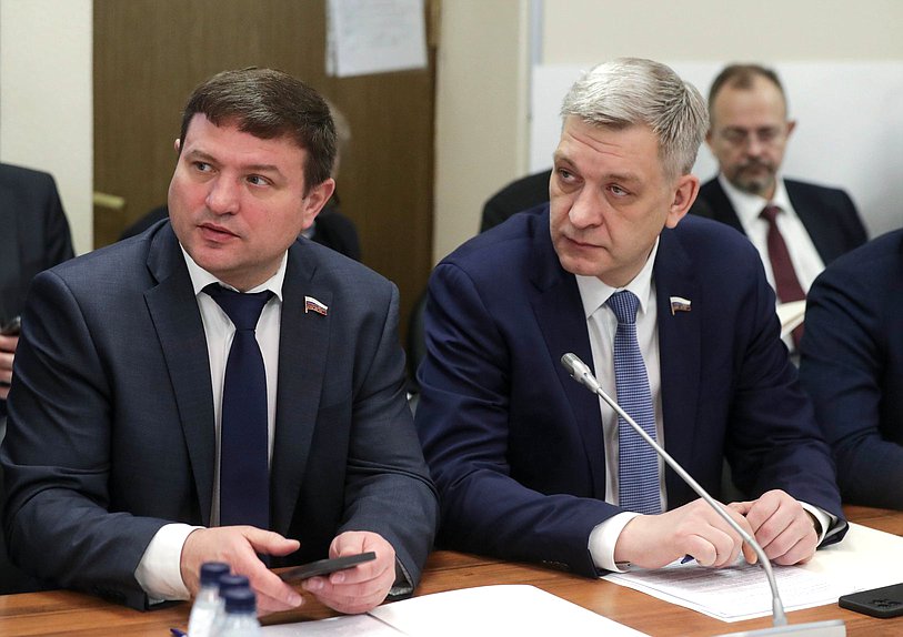 Член Комитета по науке и высшему образованию Владимир Иванов (справа)