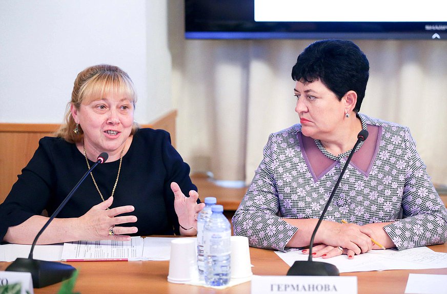 Члены Комитета по культуре Светлана Савченко и Ольга Германова