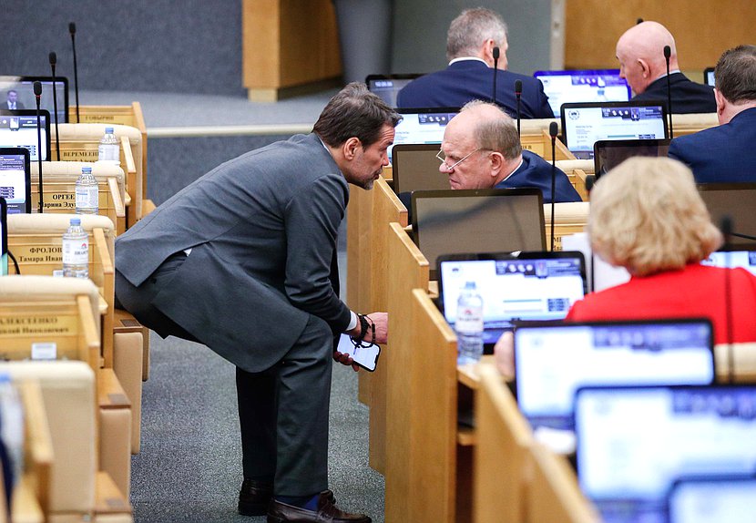 Первый заместитель Председателя Комитета по информационной политике, информационным технологиям и связи Александр Ющенко и руководитель фракции КПРФ Геннадий Зюганов