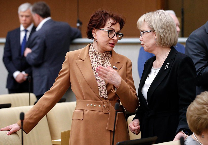 Член Комитета по обороне Татьяна Кусайко и заместитель Председателя Комитета по охране здоровья Татьяна Соломатина