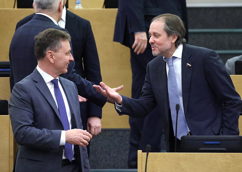 Первый заместитель Председателя Комитета по науке и высшему образованию Владимир Сипягин и член Комитета по экологии, природным ресурсам и охране окружающей среды Владимир Сысоев