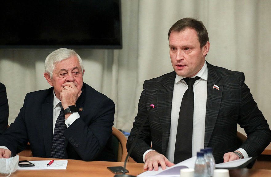 Председатель Комитета по строительству и жилищно-коммунальному хозяйству Сергей Пахомов и Первый заместитель Председателя Комитета Павел Качкаев