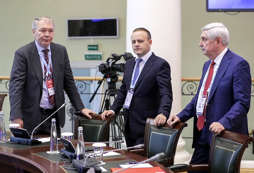 Leonid Kalashnikov, Jefe de la Comisión de Asuntos de la CEI, Integración Euroasiática y Relaciones con los Compatriotas, Vladislav Davankov, Vice Jefe de la Duma Estatal, e Ivan Melnikov, Vice Jefe Primero de la Duma Estatal