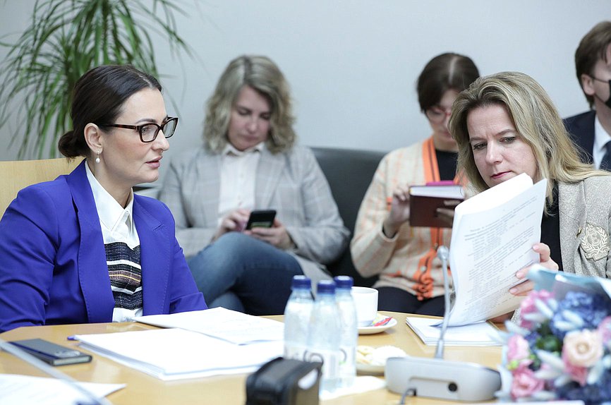 Первый заместитель Председателя Комитета по вопросам семьи, женщин и детей Татьяна Буцкая и член Комитета Ольга Коробова