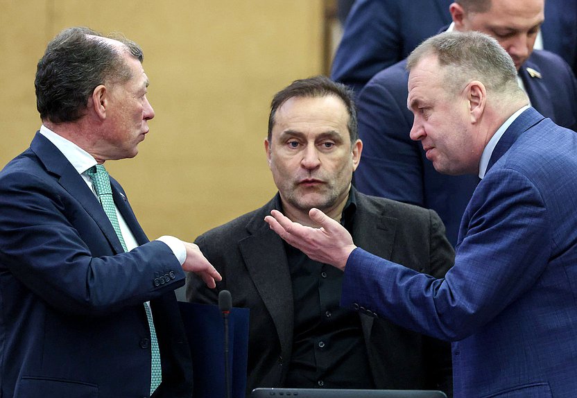 Председатель Комитета по экономической политике Максим Топилин, Первый заместитель Председателя Комитета по физической культуре и спорту Дмитрий Свищев и заместитель Председателя Комитета по экономической политике Станислав Наумов