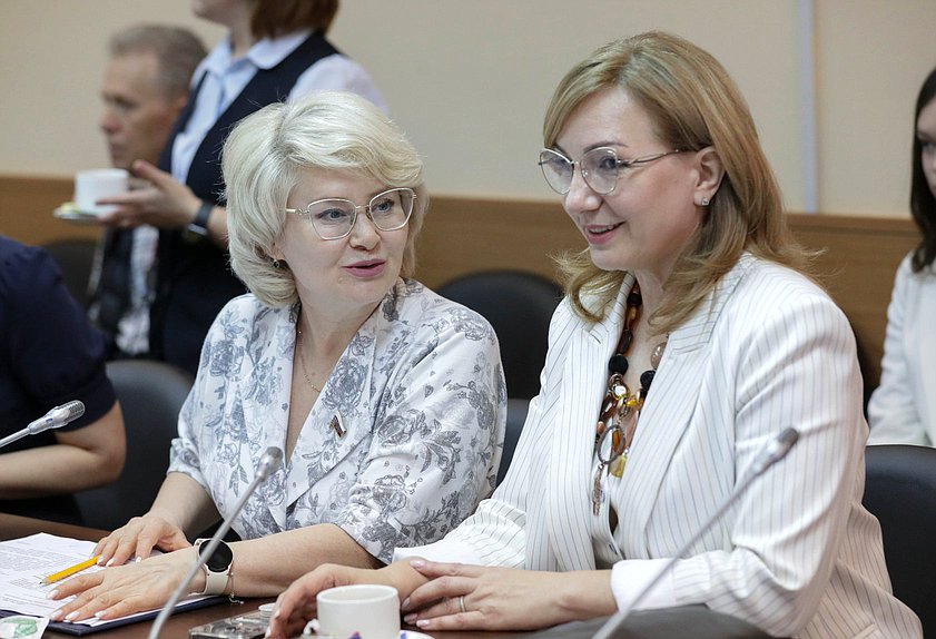 Члены Комитета по просвещению Эльвира Аиткулова и Лариса Тутова
