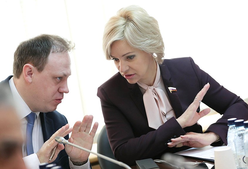 Директор департамента цифровой трансформации и больших данных Министерства просвещения РФ Андрей Горобец и Председатель Комитета по просвещению Ольга Казакова