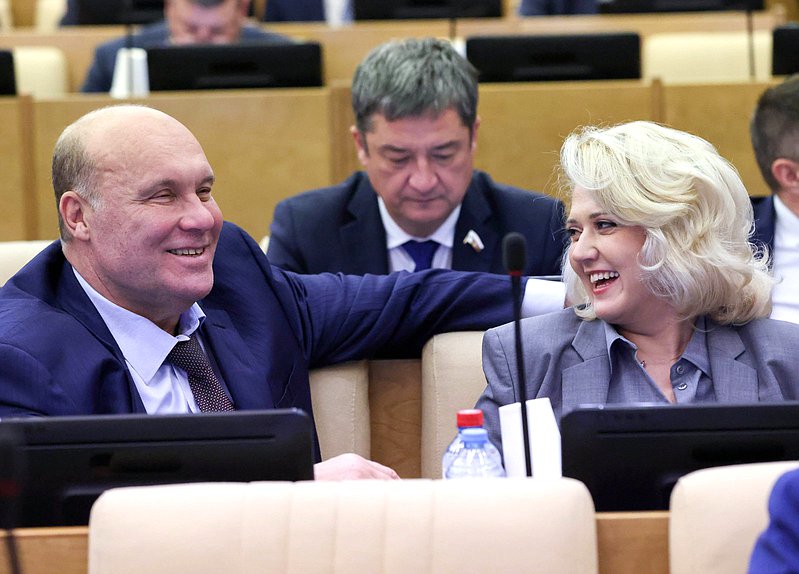 Член Комитета по обороне Андрей Колесник и член Комитета по туризму и развитию туристической инфраструктуры Алла Салаева