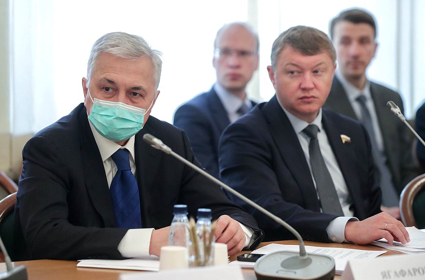 Член Комитета по экологии, природным ресурсам и охране окружающей среды Азат Ягафаров и заместитель Председателя Комитета Евгений Марков