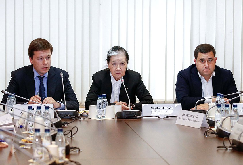 Председатель совета местного отделения партии «Справедливая Россия — За правду» в Южном административном округе города Москвы Алексей Цыба, Председатель Комиссии по обеспечению жилищных прав граждан Галина Хованская и заместитель Министра строительства и жилищно-коммунального хозяйства РФ Никита Стасишин