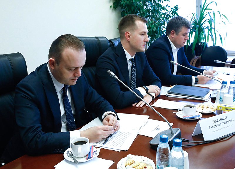 Заместитель Председателя Государственной Думы Владислав Даванков, Председатель Комитета по молодежной политике Артем Метелев и заместитель Председателя Комитета Александр Толмачев