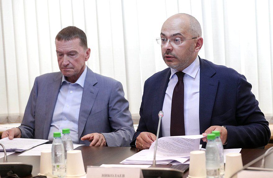 Председатель Комитета по природным ресурсам, собственности и земельным отношениям Николай Николаев и Первый заместитель Председателя Комитета Юрий Петров