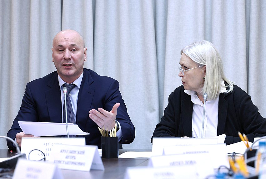 Руководитель Рособрнадзора Анзор Музаев и Председатель Комитета по просвещению Ирина Белых