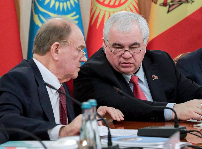 Руководитель фракции КПРФ Геннадий Зюганов и Первый заместитель Председателя Комитета по делам СНГ, евразийской интеграции и связям с соотечественниками Казбек Тайсаев