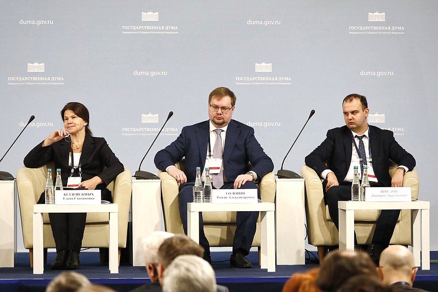 Вице-президент компании "Русал" Елена Безнадежных и директор Департамента государственного регулирования тарифов и инфраструктурных реформ Минэкономразвития России Дмитрий Шведов (справа). Сессия «Производство и инвестиции»