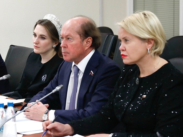 Первый заместитель Председателя Комитета по науке и высшему образованию Ксения Горячева и заместители Председателя Комитета Владимир Кононов и Екатерина Харченко