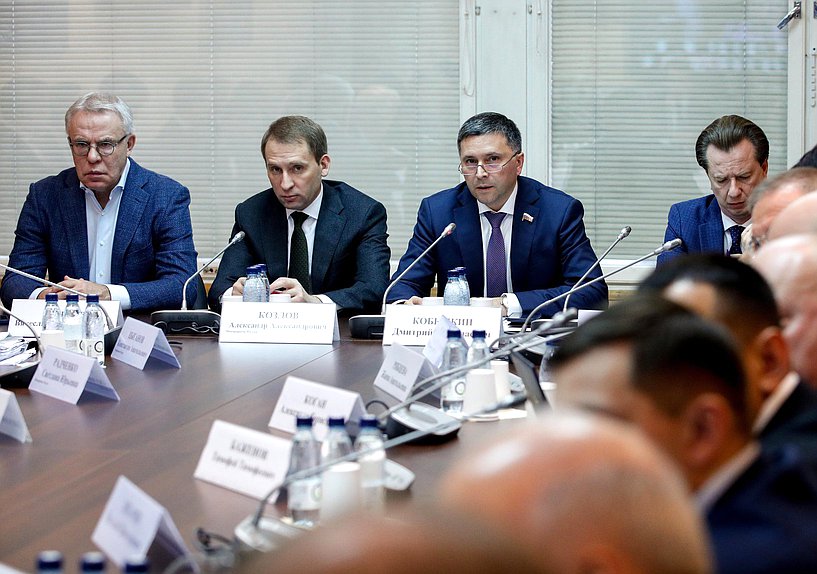 Министр природных ресурсов и экологии Александр Козлов, Председатель Комитета по экологии, природным ресурсам и охране окружающей среды Дмитрий Кобылкин и Первые заместители Председателя Комитета Вячеслав Фетисов и Владимир Бурматов