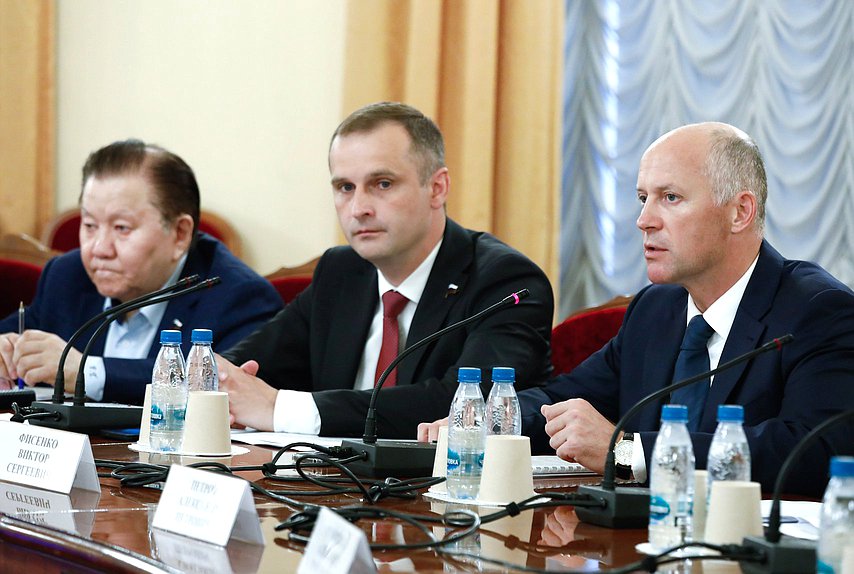 Первый заместитель Председателя Комитета по охране здоровья Федот Тумусов и Председатель Комитета Сергей Леонов