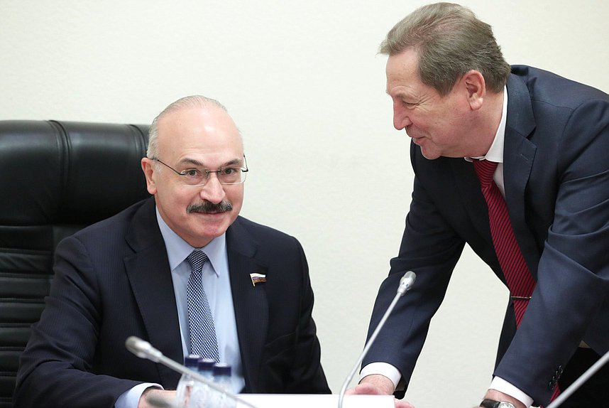 Председатель Комитета по науке и высшему образованию Сергей Кабышев и член Комитета Михаил Кузьмин