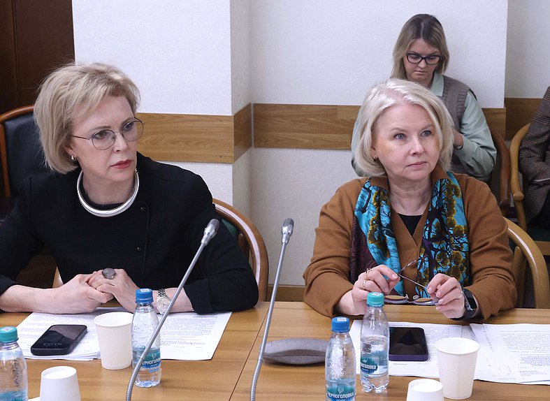 Заместитель Председателя Комитета по охране здоровья Татьяна Соломатина и член Комитета Вероника Власова