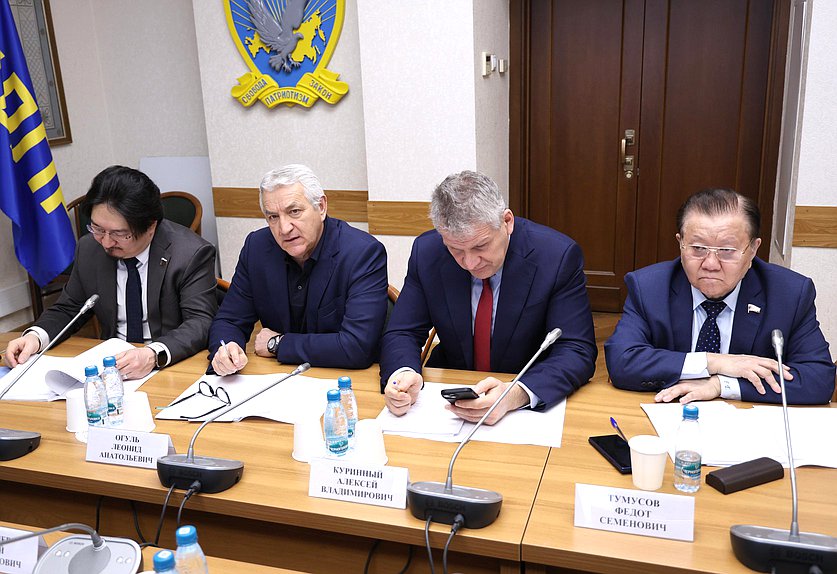 Первые заместители Председателя Комитета по охране здоровья Бадма Башанкаев и Леонид Огуль и заместители Председателя Комитета Алексей Куринный и Первый заместитель Председателя Комитета Федот Тумусов