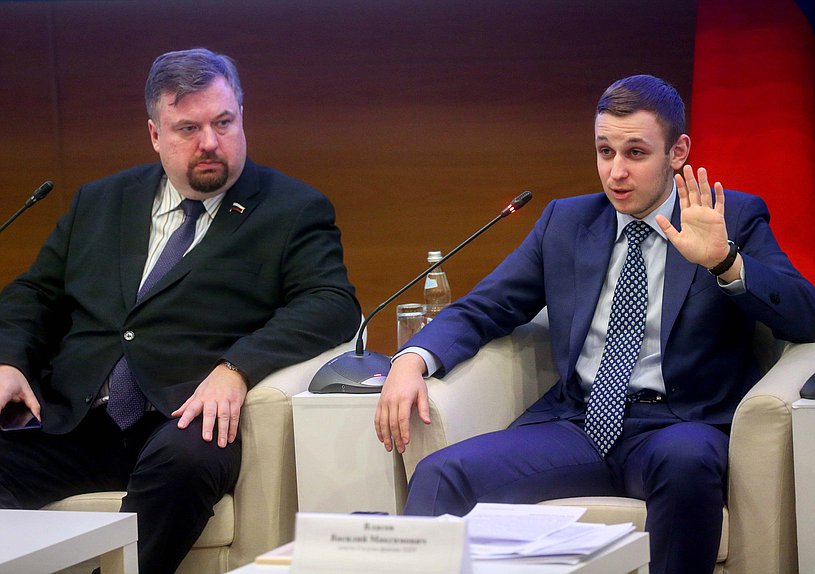 Член Комитета по физической культуре, спорту, туризму и делам молодежи Василий Власов и член Комитета по международным делам Антон Морозов