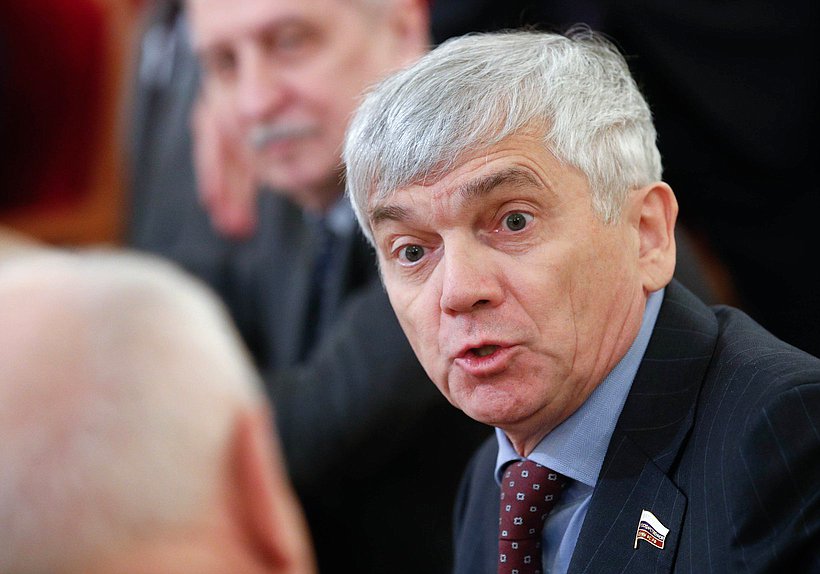 Член Комитета по охране здоровья Александр Петров