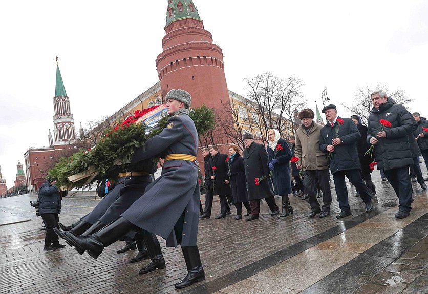Возложение цветов к Могиле Неизвестного Солдата и к памятнику Г.К. Жукову в День защитника Отечества