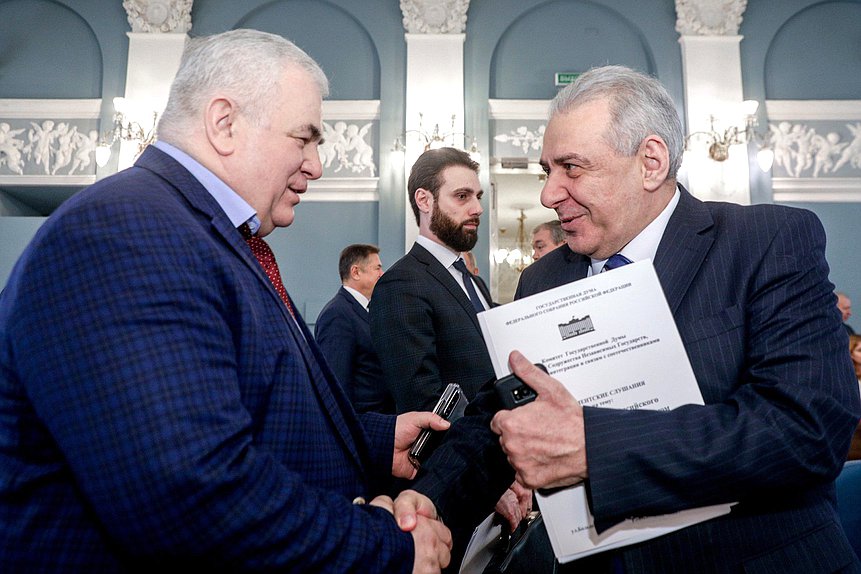 Первый заместитель Председателя Комитета по делам СНГ, евразийской интеграции и связям с соотечественниками Казбек Тайсаев (слева)