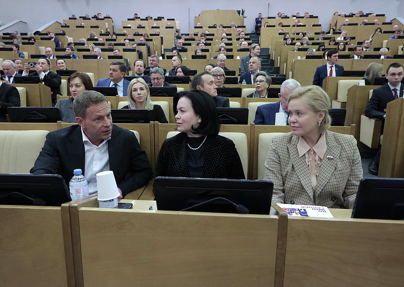 Член Комитета по промышленности и торговле Мария Василькова и заместитель Председателя Комитета по науке и высшему образованию Екатерина Харченко