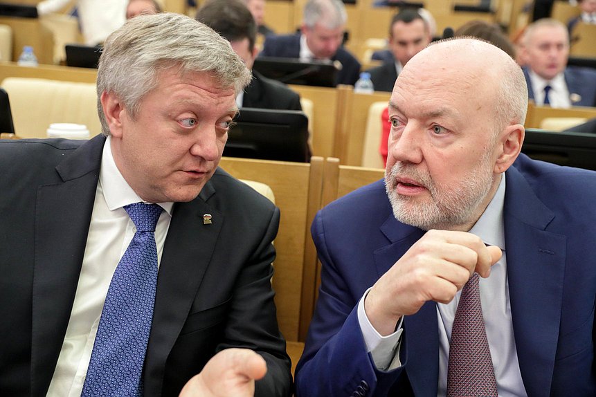 Член Комитета по государственному строительству и законодательству Дмитрий Вяткин и Председатель Комитета по государственному строительству и законодательству Павел Крашенинников
