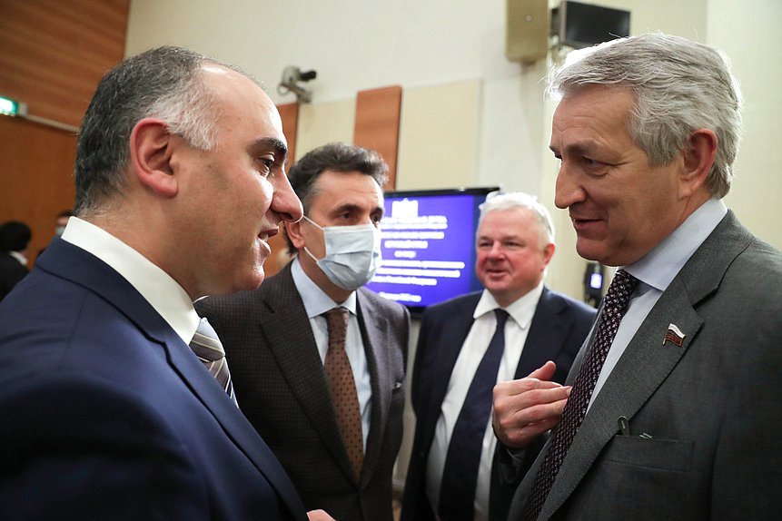 Первый заместитель Председателя Комитета по охране здоровья Леонид Огуль (справа)