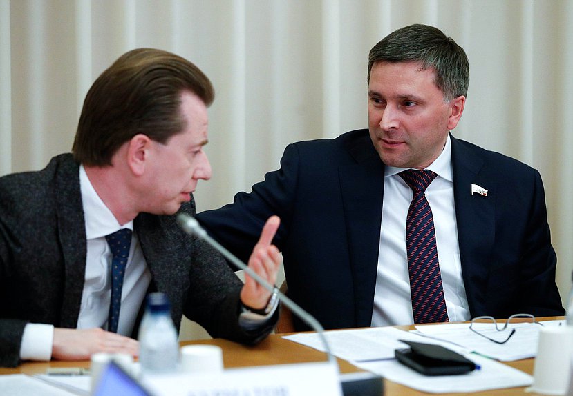 Председатель Комитета по экологии, природным ресурсам и охране окружающей среды Дмитрий Кобылкин и Первый заместитель Председателя Комитета Владимир Бурматов