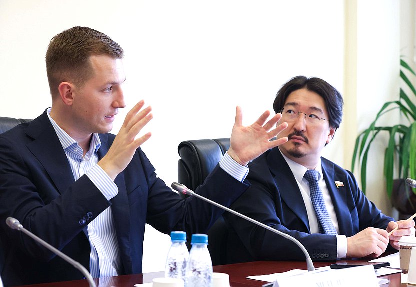 Председатель Комитета по молодежной политике Артем Метелев и Председатель Комитета по охране здоровья Бадма Башанкаев
