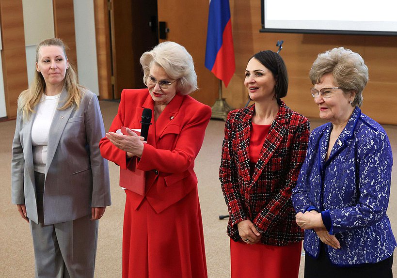 Председатель Комитета по защите семьи, вопросам отцовства, материнства и детства Нина Останина, заместитель Председателя Комитета Мария Дробот, Первый заместитель Председателя Комитета Татьяна Буцкая и член Комитета Татьяна Ларионова