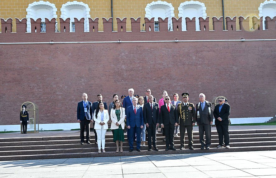 Miembros de las delegaciones de los países participantes en la Conferencia Parlamentaria Internacional Rusia-América Latina depositan flores en la Tumba del Soldado Desconocido en Moscú