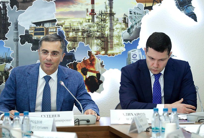 Председатель Комитета по промышленности и торговле Владимир Гутенев и Министр промышленности и торговли РФ Антон Алиханов