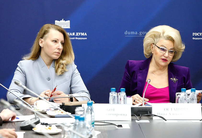 Заместитель Председателя Комитета по защите семьи, вопросам отцовства, материнства и детства Мария Дробот и Председатель Комитета Нина Останина