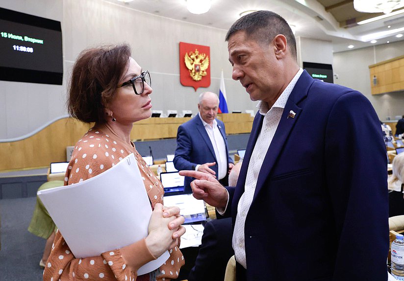 Член Комитета по обороне Татьяна Кусайко и член Комитета по транспорту и развитию транспортной инфраструктуры Александр Щербаков