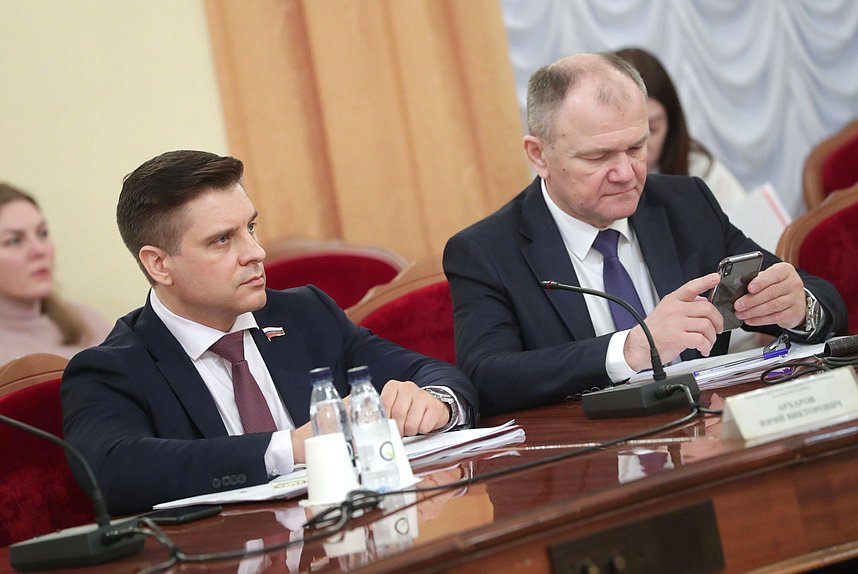 Сенатор РФ Юрий Архаров и член Комитета по охране здоровья Николай Щеглов