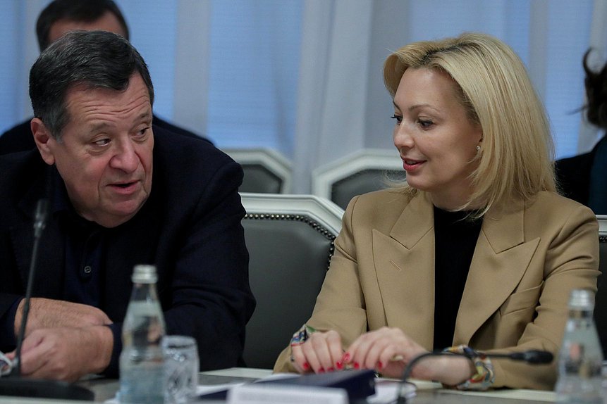 Председатель Комитета по бюджету и налогам Государственной Думы VII созыва Андрей Макаров и заместитель Председателя Государственной Думы VII созыва Ольга Тимофеева