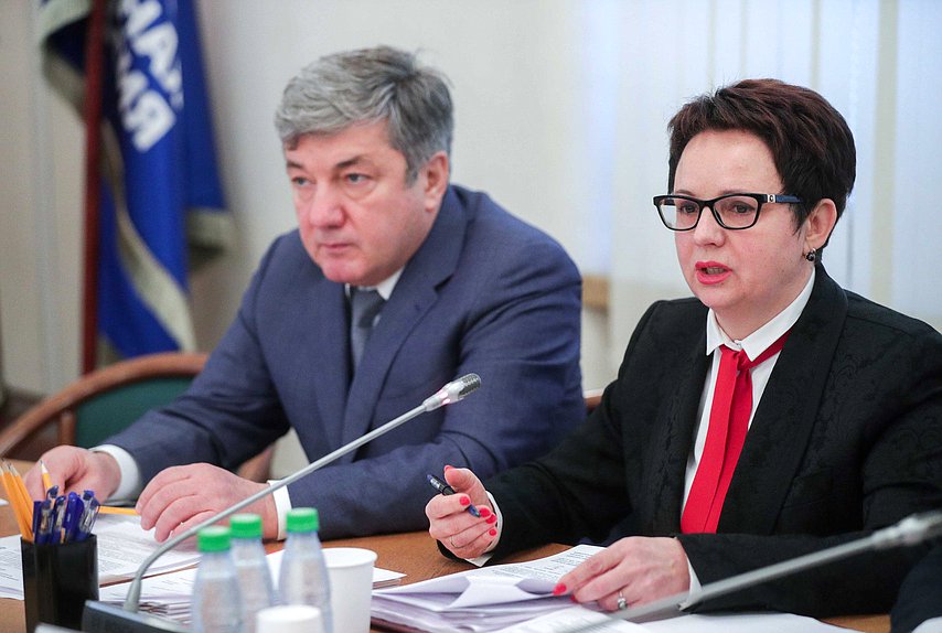 Первый заместитель Председателя Комитета по контролю и Регламенту Ризван Курбанов и Председатель Комитета по контролю и Регламенту Ольга Савастьянова