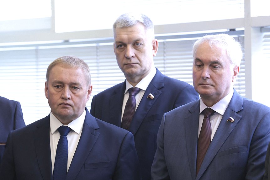 Член Комитета по безопасности и противодействию коррупции Андрей Альшевских, Председатель Комитета по делам национальностей Владимир Иванов и Председатель Комитета по обороне Андрей Картаполов