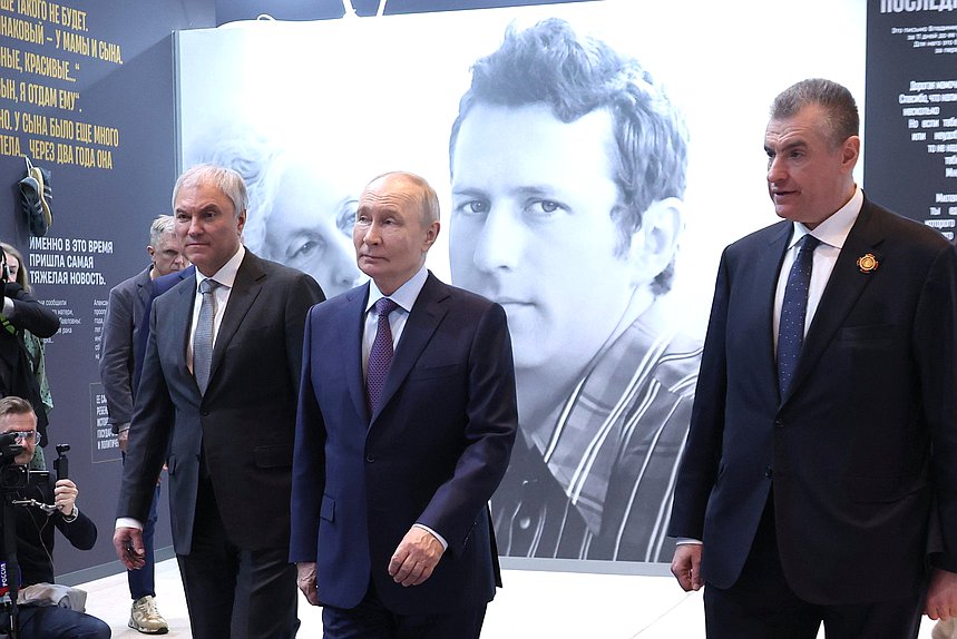 Председатель Государственной Думы Вячеслав Володин, Президент РФ Владимир Путин и руководитель фракции ЛДПР Леонид Слуцкий. Фото: пресс-служба Президента РФ